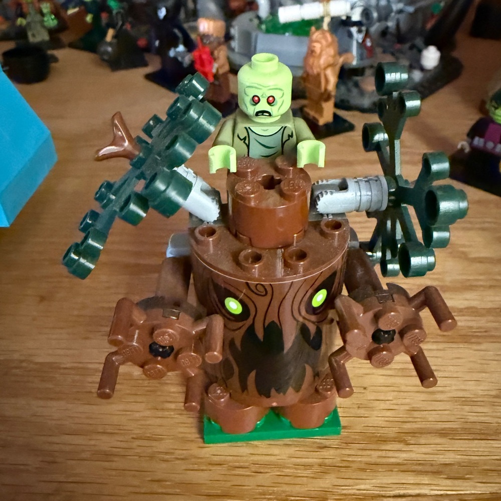 LEGO Mystery Machine Van - Bright Green and Light Blue - Picture 3 of 3